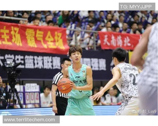 上海篮球队在精英赛中以73分稳居积分榜首位,展现强劲实力