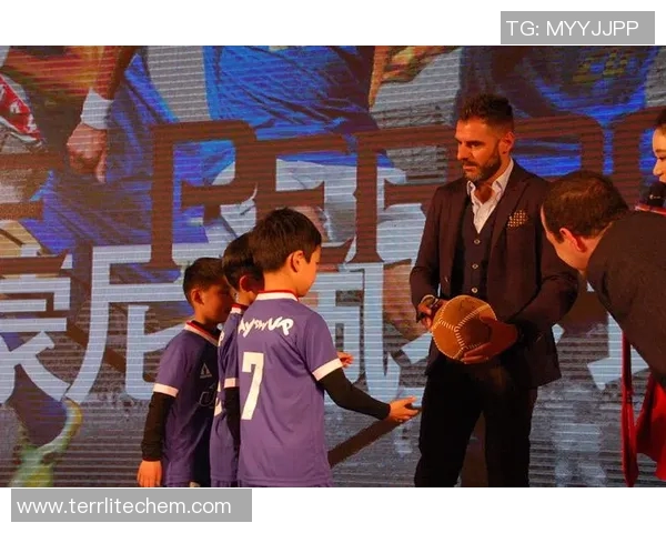 定制足球明星签名服装让你与偶像零距离接触尽享球迷专属体验